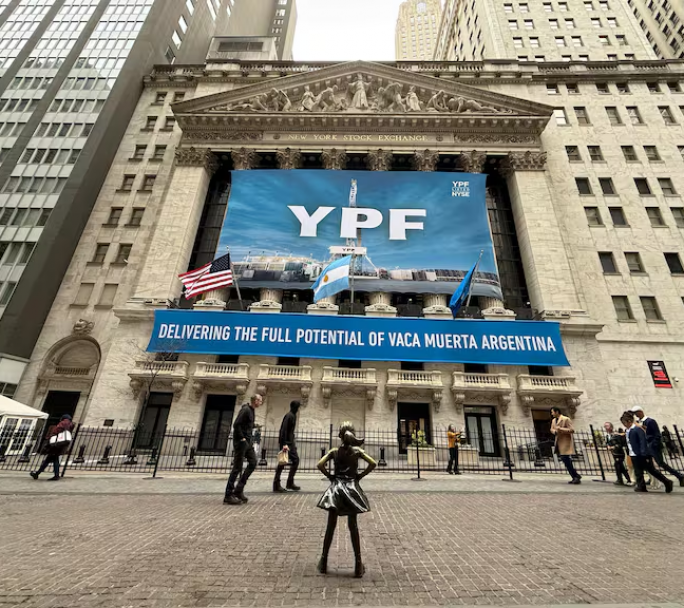 En una carta enviada por Milei, el gobierno le pide a la jueza suspender el fallo por YPF